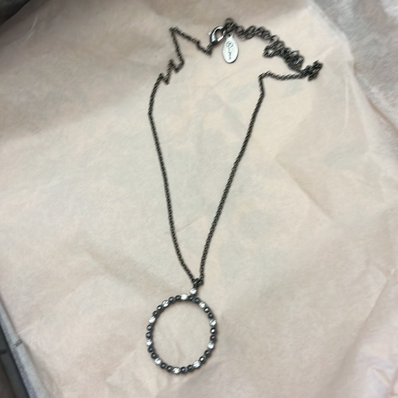 GUESS CIRCLE PENDANT NECKLACE!! 🤩🤩🔥🔥 - Picture 3 of 5